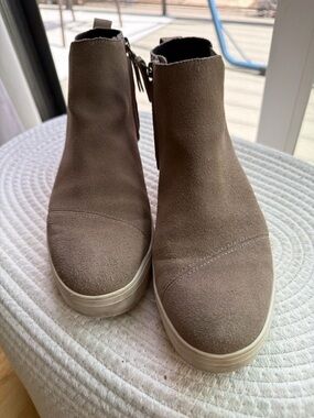 TOMS Kelsey Suede Ankle Boots Taupe Platform Zip Bootie Women’s 7.5